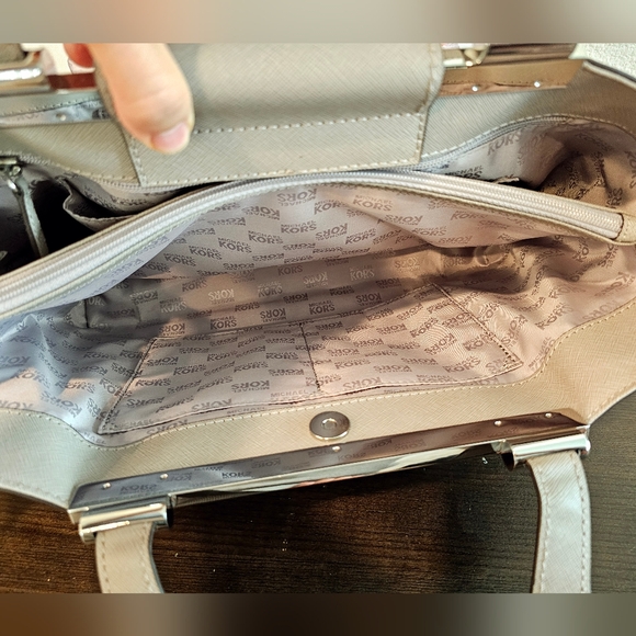 Michael kors handbag Saffiano leather bag. Gray with silver hardware. - Picture 9 of 10